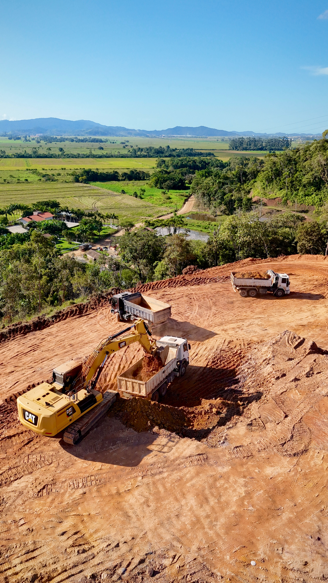 Serviço de terraplenagem realizado pela Rampeloti Terraplenagem