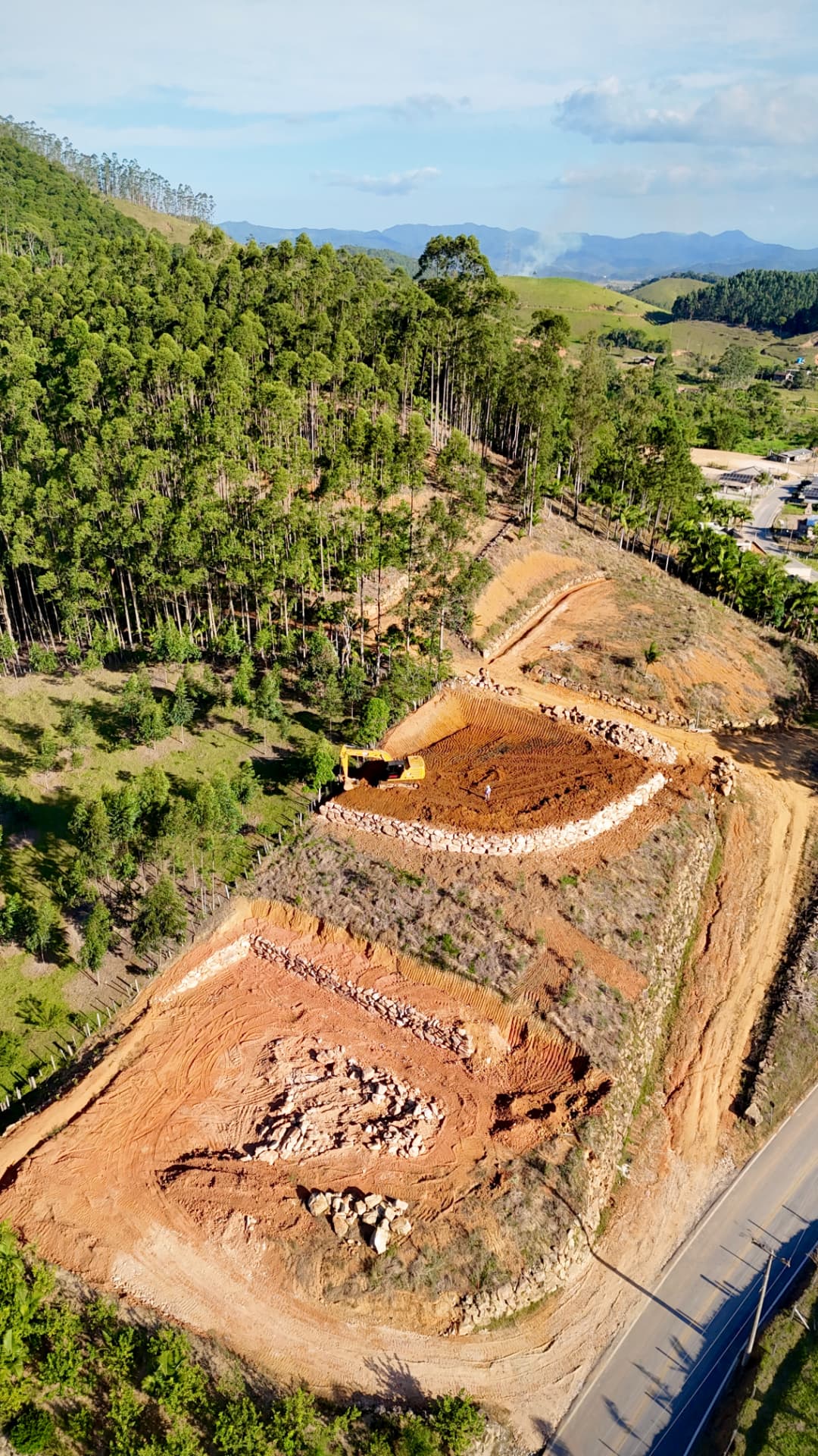 Enrocamento de pedras e preparação do terreno em Ilhota – SC